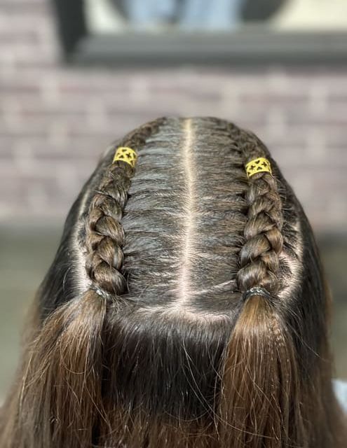 niña con peinado hecho con dos trenzas y el pelo suelto